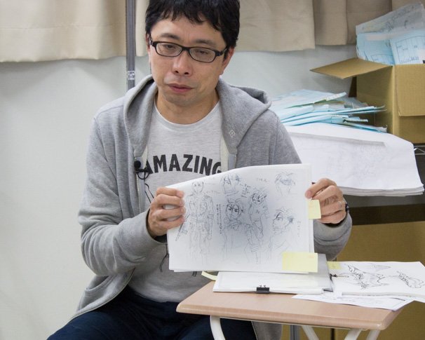 舞城王太郎さんのイラストなどを見せながら解説する鶴巻さん