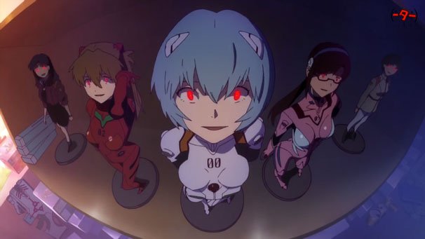 エヴァキャラクターのフィギュアが魚眼レンズのような画面構成でアップになる