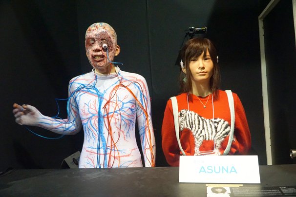 左にいるのはプロフェッショナルコスプレイヤーのAniieさん