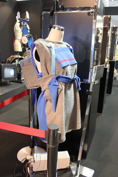 こちらはきゅんくんさんによる「ロボット服」