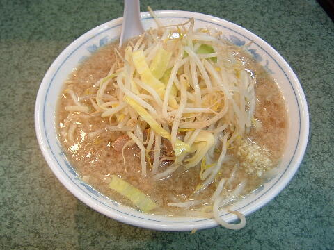 「ラーメン二郎 新宿小滝橋通り店」ラーメン ニンニク／公式Webサイトより