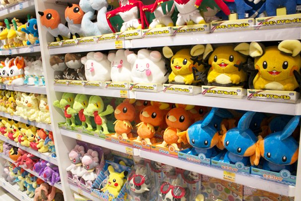 すごい数のポケモンのぬいぐるみがずらりと並んでいます　ポケモン好きならテンション上がること間違いなし！