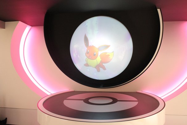 入り口正面にはモンスターボールの中に色んな映像がランダムで映し出されていました　これはイーブイ