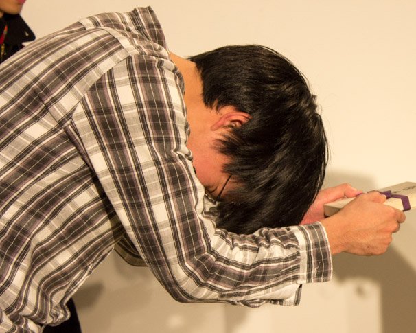桐の箱に入った「任天道場オリジナルのNewニンテンドー3DSきせかえプレート」を授与されるカナカナさん