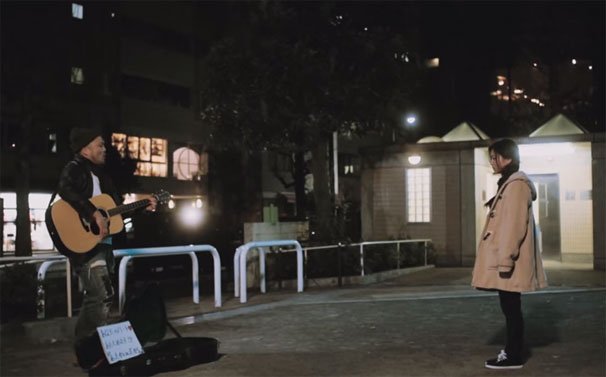 公園で弾き語るクマムシの長谷川俊輔さん