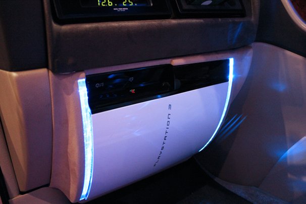 車内の様子/PS3が内蔵されていた
