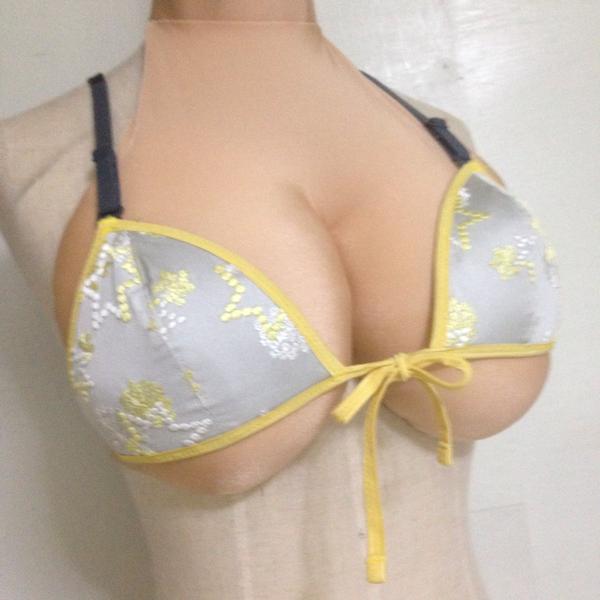 画像2: 究極のコスプレアイテム!? 取り付け型おっ○いがヤバい