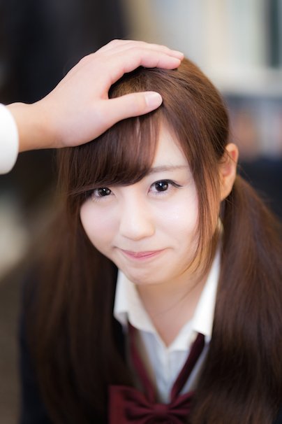 落ち込んだ彼女を“なでなで”したらニンマリ笑顔になった