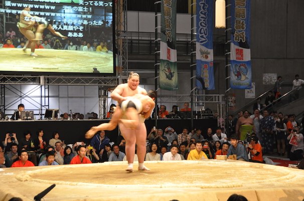 投げ飛ばされるきんに君……