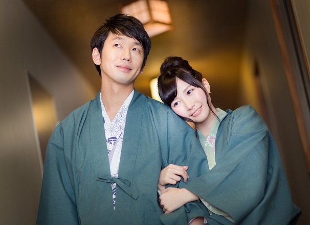 初めての温泉旅行を満喫するカップル