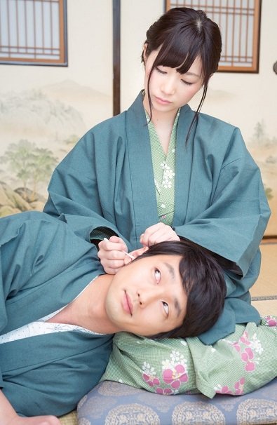 彼女の膝枕で耳かきを堪能する彼