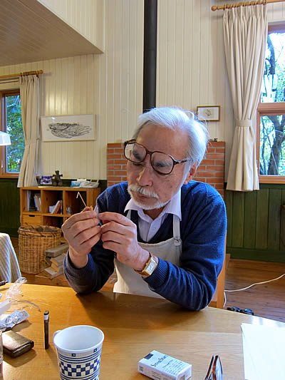 テスト品を確かめる宮崎駿監督/画像は公式サイトより
