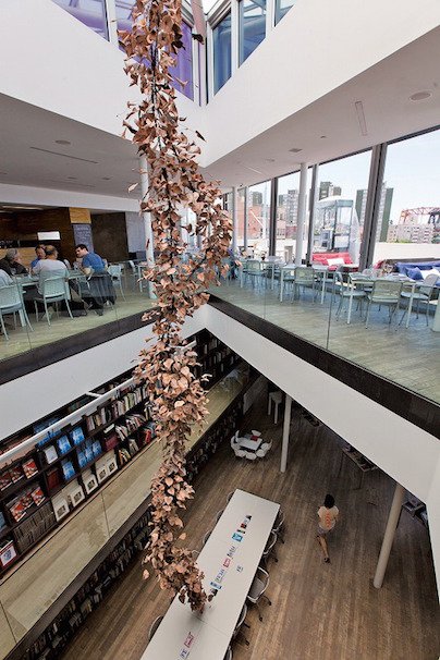 テラコッタによるインスタレーション「藤蔓」