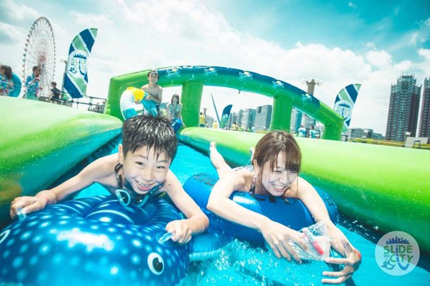 観覧車をバックに滑走_スライドザシティ