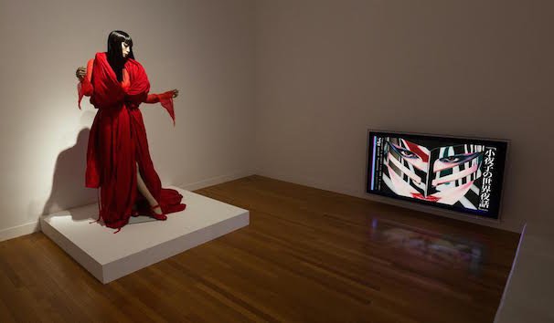 宇川直宏(DOMMUNE)「小夜子の世界夜話」~Dedicated to 山口小夜子 9.19.1949 - 8.14.2007/展示風景 東京都現代美術館「山口小夜子 未来を着る人」より