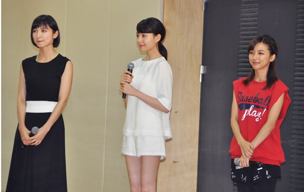 サプライズ登場した篠田麻里子さん(左)、トリンドル玲奈さん(中)、真野恵里菜さん(右)