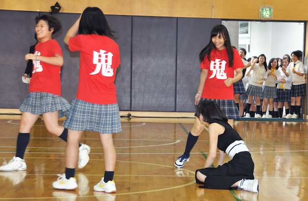 鬼に囲まれ捕まってしまった篠田さん