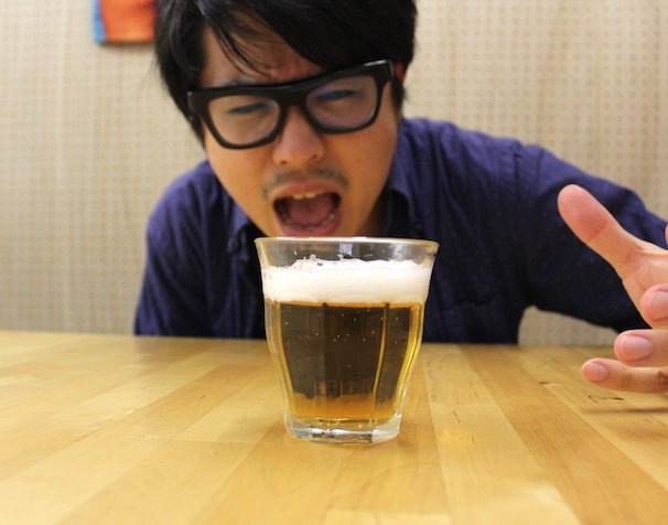 グラスに注ぐと泡立ちからしてビール！ 我慢できねぇ！