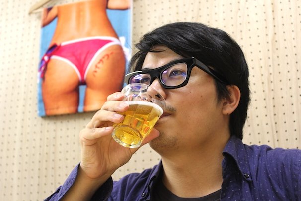 仕事中に失礼！ 美尻を眺めながらのノンアルコールビールは最高！