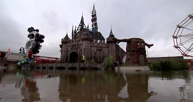 バンクシーが痛烈に社会風刺！ 謎のテーマパーク「Dismaland」オープン