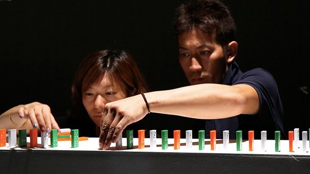 何度も倒しては並べたドミノ