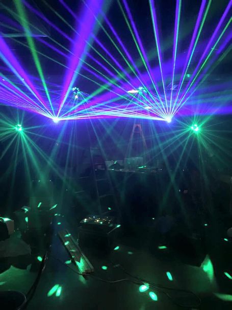 渋家による特殊照明演出の様子