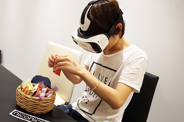 「東京ゲームショウ2015」で「niconicoVR」を体験 4／「手元カメラ機能」を使えば、ちょうど手元くらい大きさの映像がバーチャル空間に映し出される