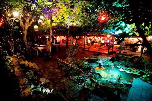 クラブ内の庭園スペース／公式Facebookサイトより