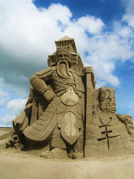 「Zand Hotel」の彫刻／Zand Hotel公式Webサイトより