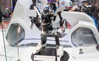 メカデザイナー 河森正治が語る実現可能なロボットとは？ 東京モーターショーで展示