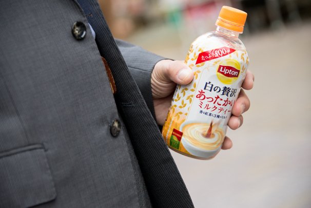 ボトルを片手に