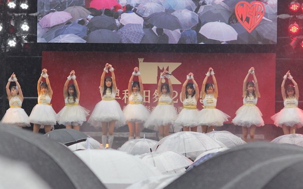大粒の雨が降る中、敢行されたステージ「わせ女、アイドルやめるってよ。」