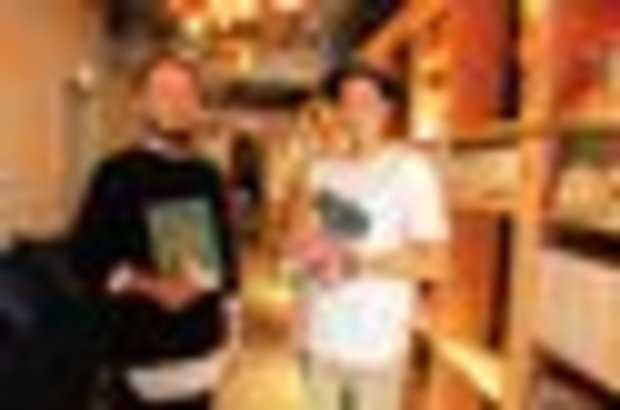 スタッフの力丸総さん（左）と深田直也さん（右）