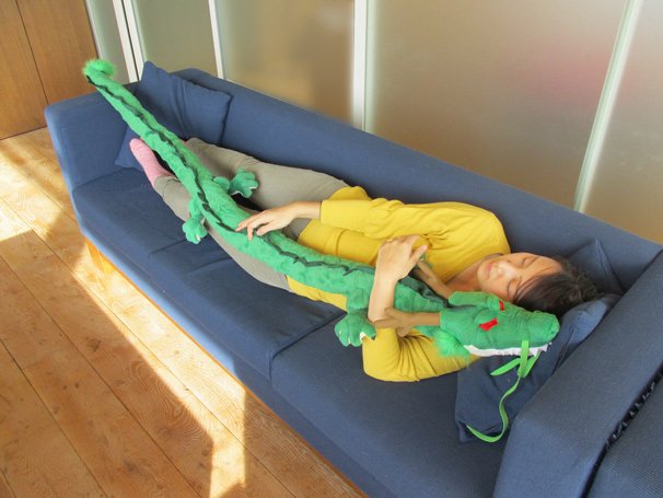 「神龍なが〜いくねくねクッション」2