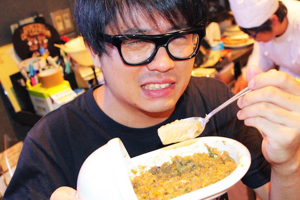 2015年9月2日に「特製うんこ味のカレー」を食しているKAi-YOU編集部・コダック川口の様子