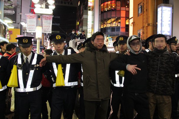 警察官をおちょくる人たちも