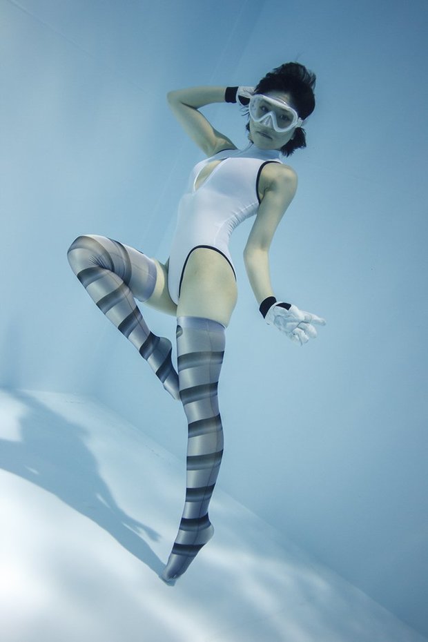 水の中の女の子『月刊水中ニーソ』で宇宙を特集！ 無重力の競泳水着 
