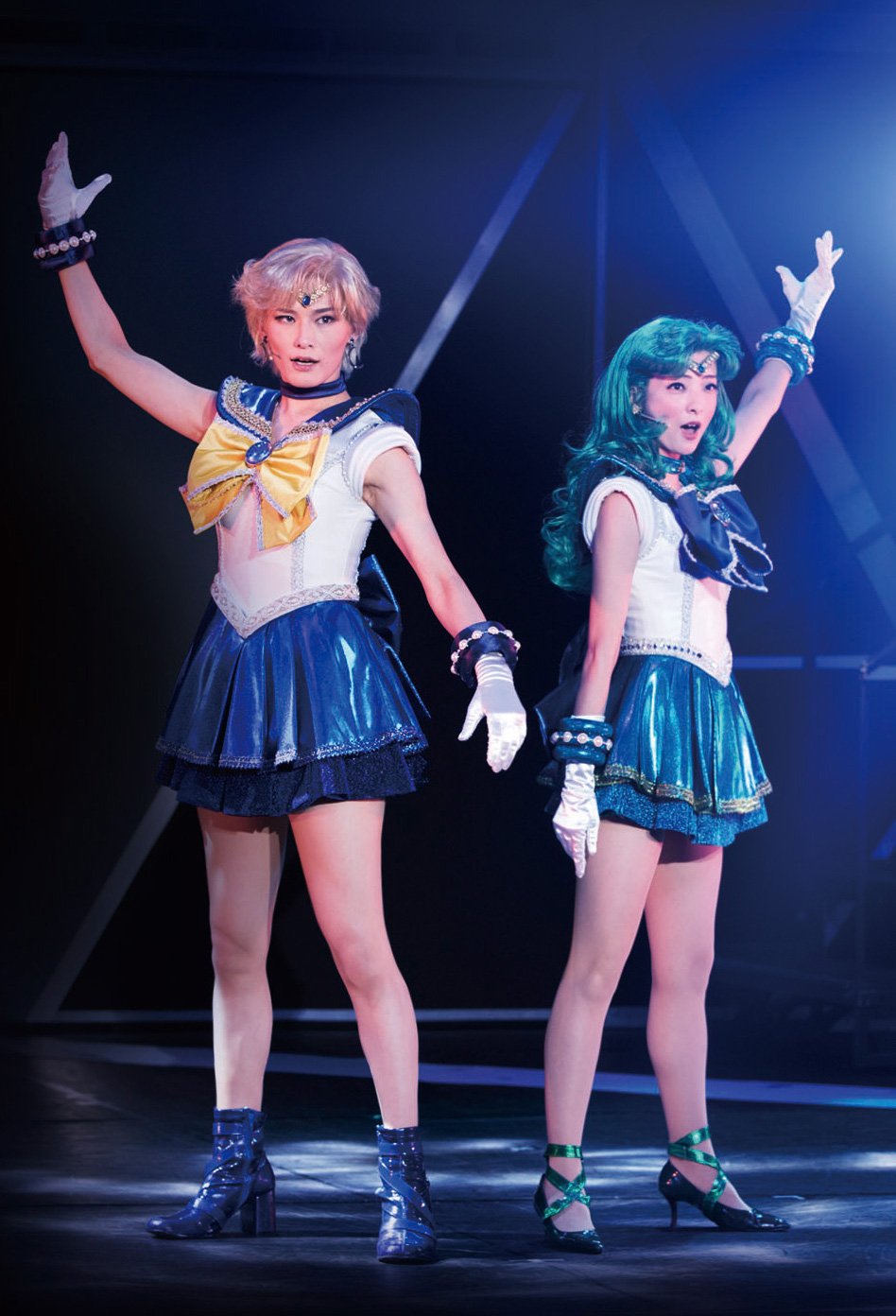 セーラーウラヌス／天王はるか役 汐月しゅう（左）、セーラーネプチューン／海王みちる役　藤岡沙也香（右）