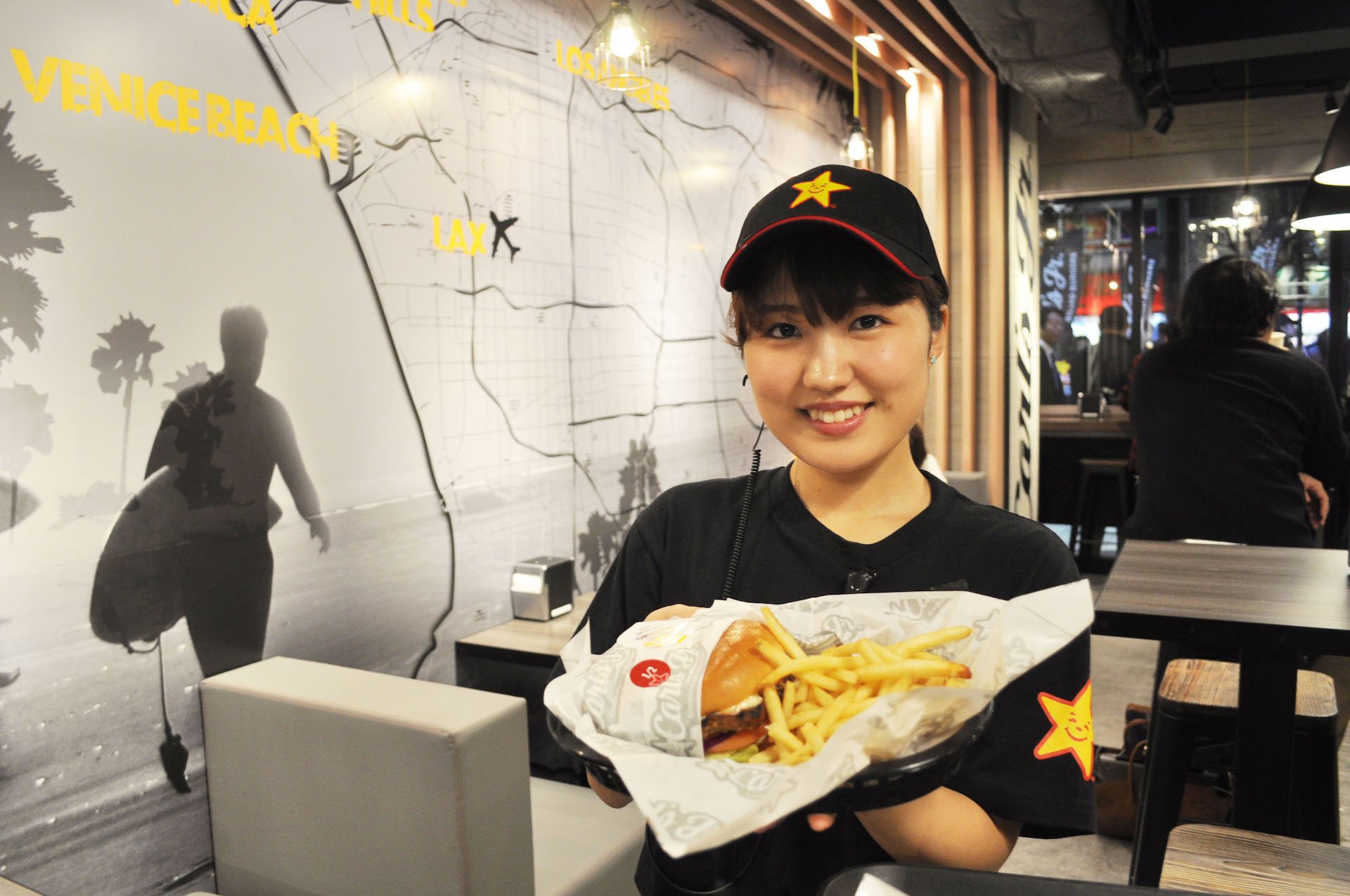 店員さんが席まで運んでくれる