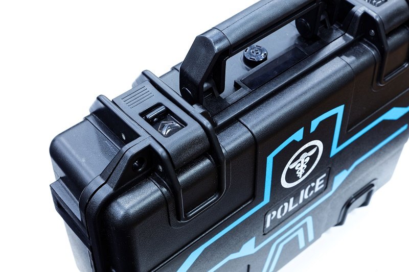 「ドミネーター」のプロテクターケースおよびディスプレイスタンド