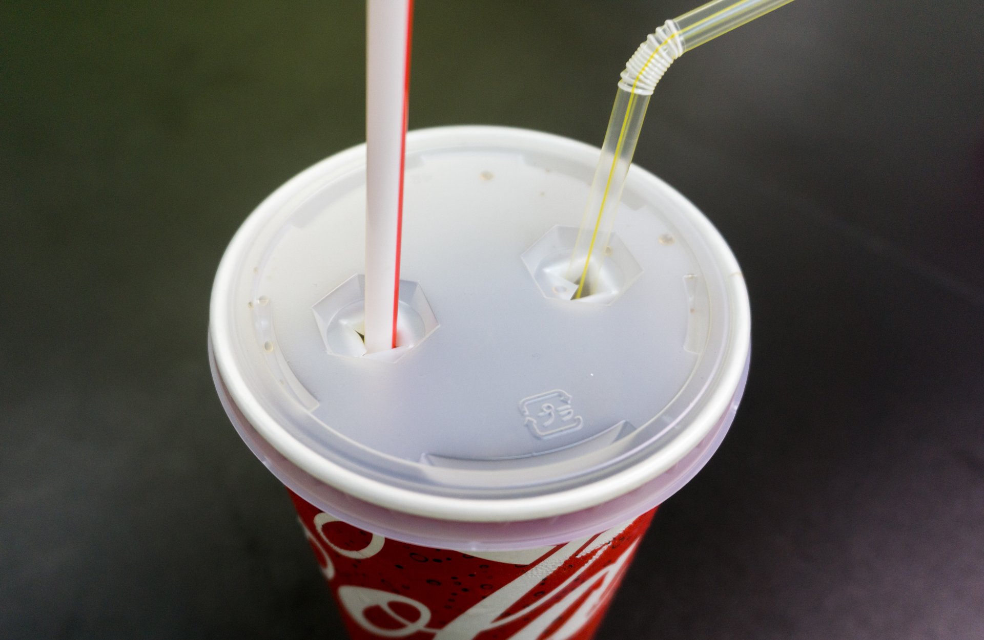 マクドナルド「グランドコーク」ストローが2本させます