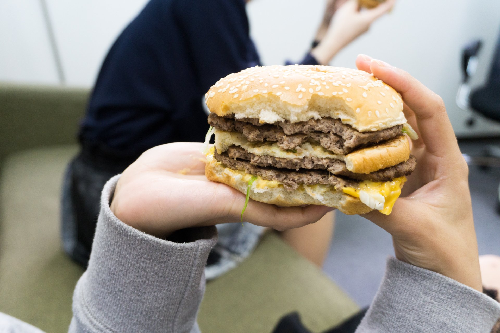 マクドナルド「ギガ ビッグマック」パティが4枚重なっています