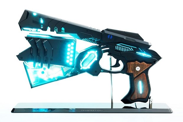 「ドミネーター」のプロテクターケースおよびディスプレイスタンド