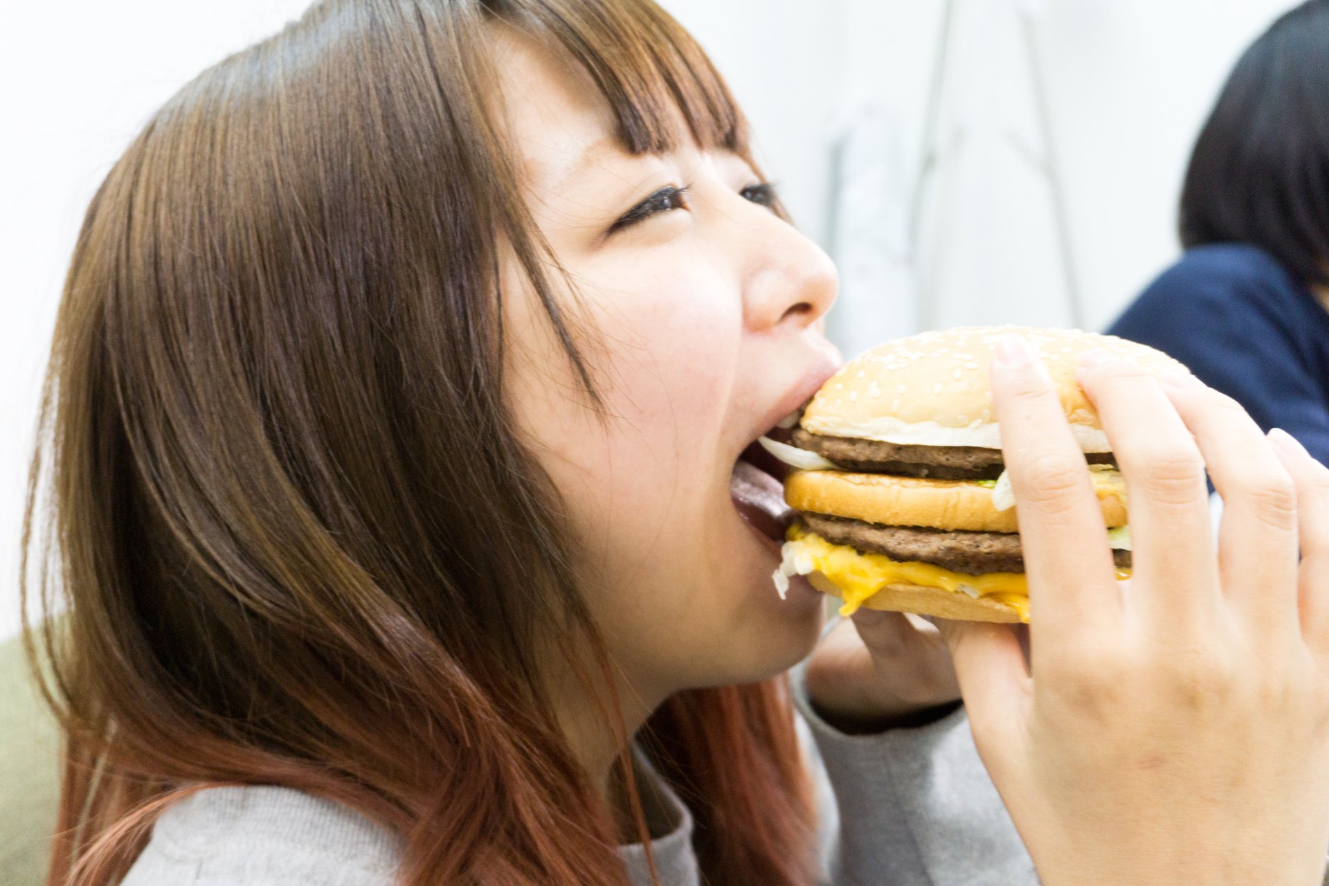 マクドナルド「ギガ ビッグマック」顔の半分が口になるくらい大きく開けて……