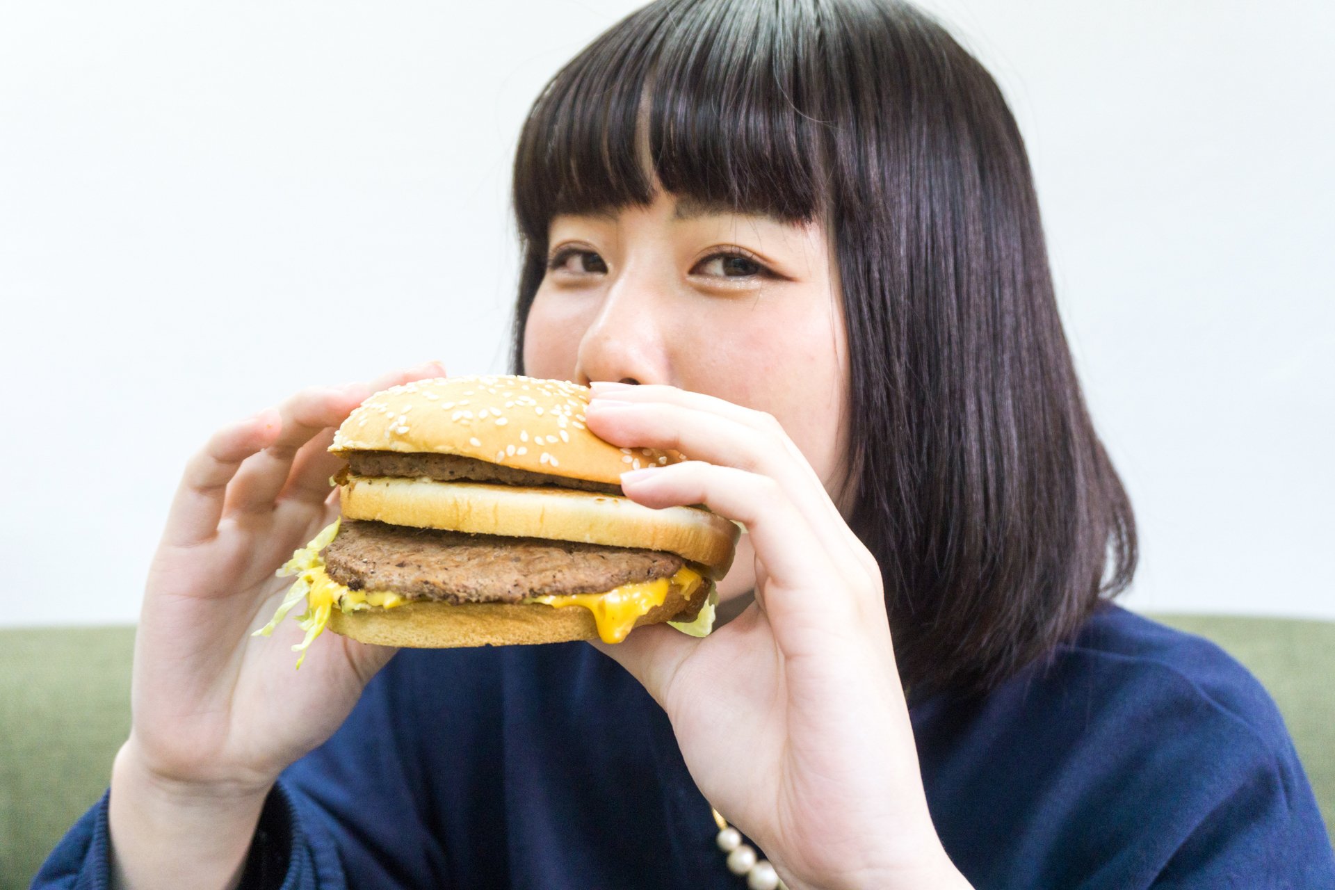 マクドナルド「グランド ビッグマック」と編集部員しばたゃん