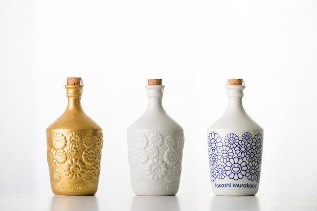 オリジナル陶器ボトル サイン入りの金レリーフ、白レリーフ、呉須の3種(価格未定)/Photo by Ikki Ogata
