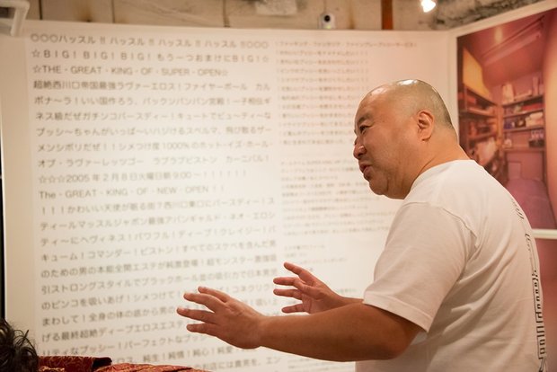 風俗詩の前で語る都築響一さん