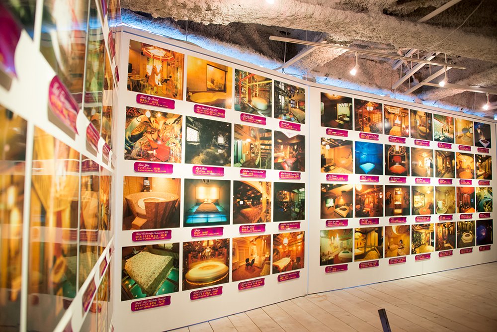 会場に並ぶラブホテル写真の数々