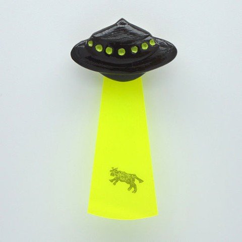 UFO吸い上げブローチ