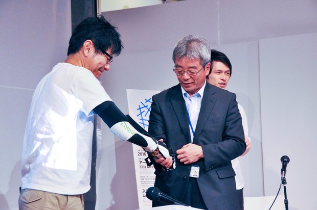 左がパフォーマーの森川さん。握手もできます。